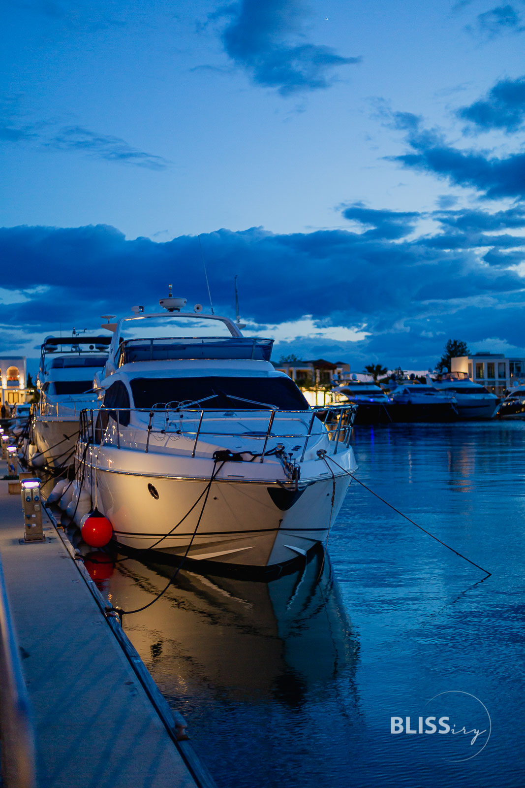 Griechenland Sonnenuntergang und Abendstimmung im Hafen mit Sternenhimmel im Luxushotel Luxus Resort Sani Hotel