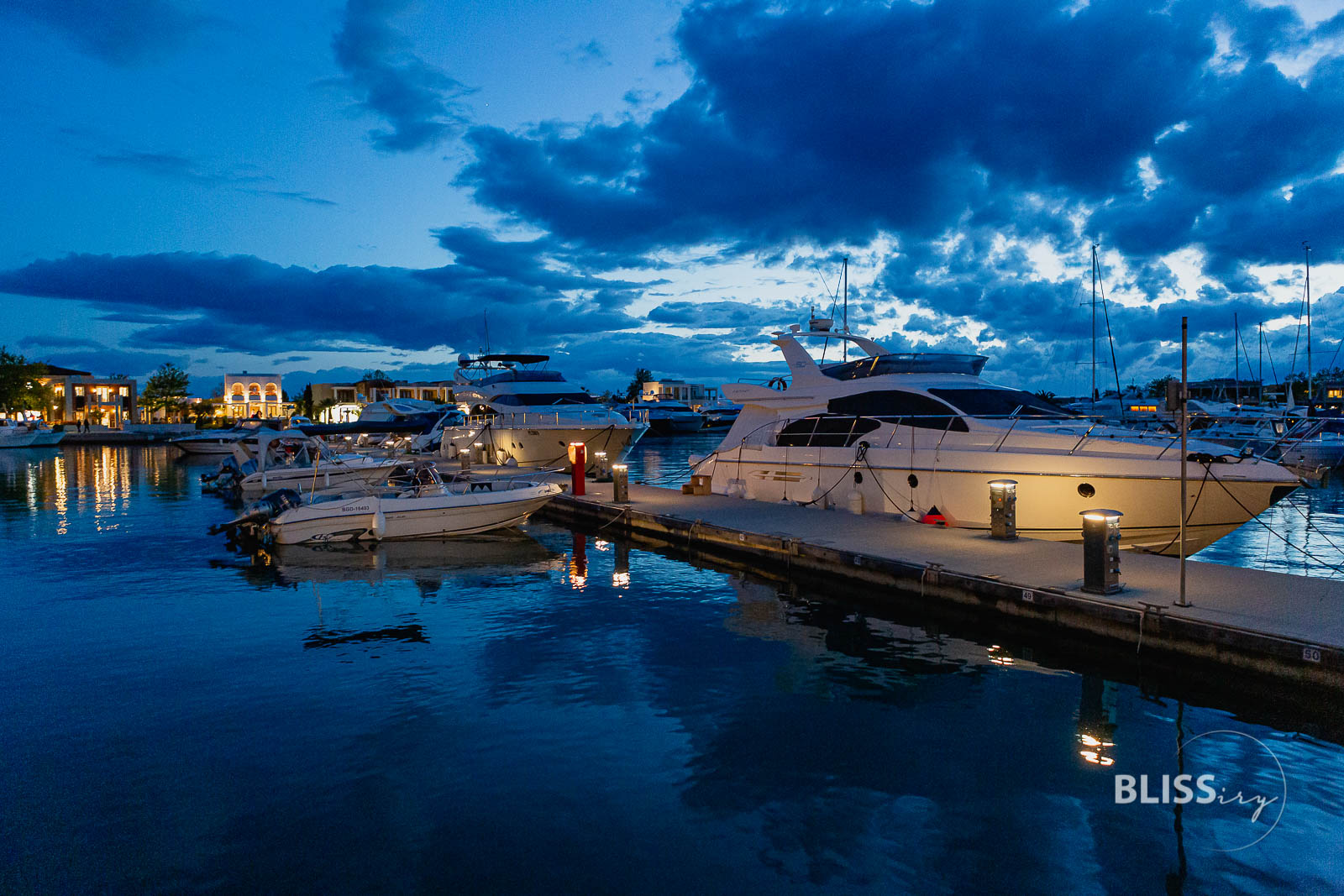 Griechenland Sonnenuntergang und Abendstimmung im Hafen mit Sternenhimmel im Luxushotel Luxus Resort Sani Hotel