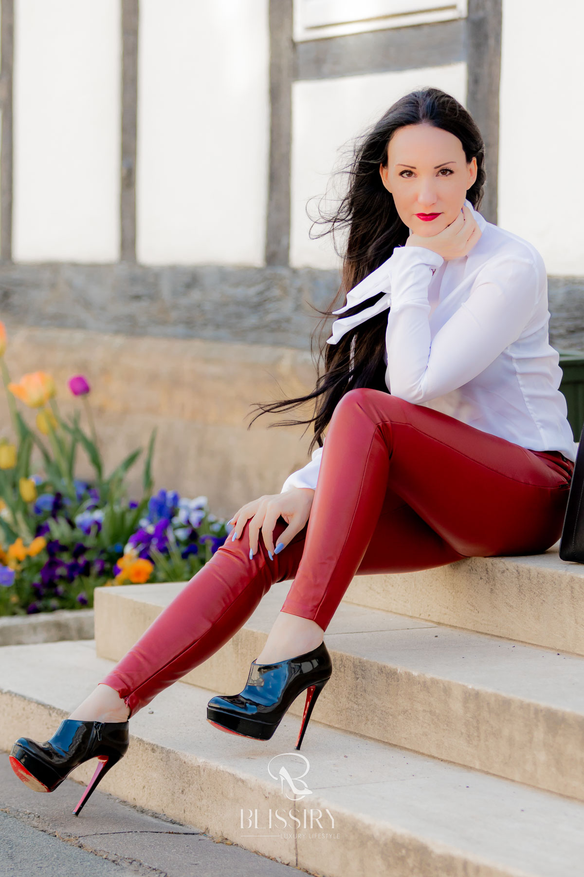 Fashionblogger Vanessa Pur - Luxusblog - Lederhose in rot, Plateau Pumps von Christian Louboutin, weiße Bluse - Handtasche Karl Lagerfeld - Smartphone - Lifestyleblog - lange Haare, rote Lippen