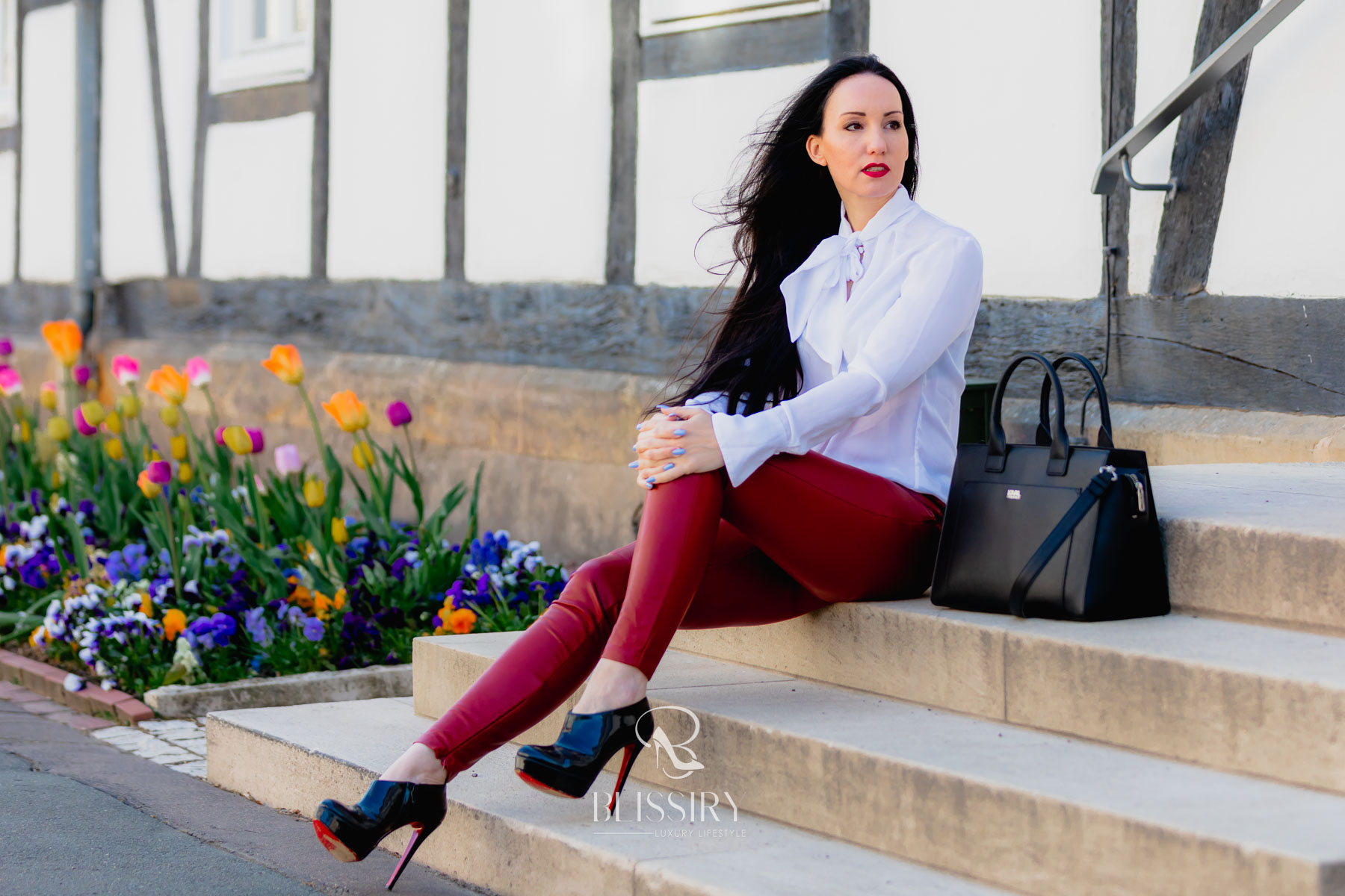 Fashionblog BLISSIRY - Luxusblog - Lederhose in rot, Plateau Pumps von Christian Louboutin, weiße Bluse - Welche Lederhose sollte man kaufen - welche Looks passen zu Lederhose